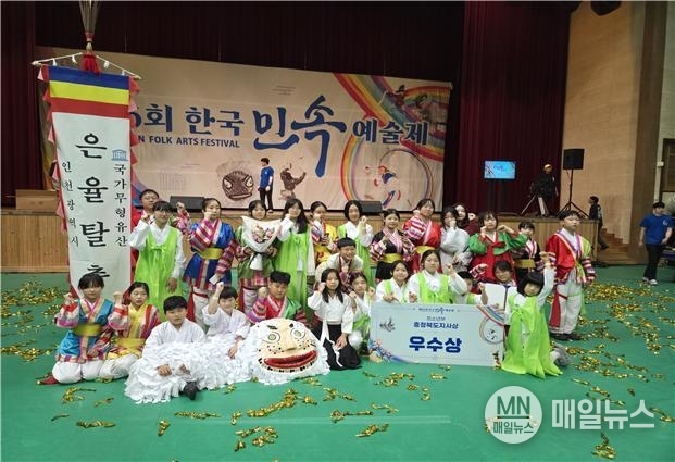 우수상 수상후 기념 사진을 찍고 있는 은율 탈춤 참가자들