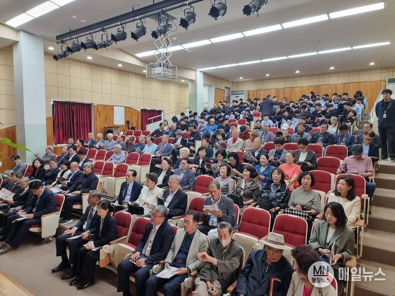 강당의 모교 4.19동지회, 동문, 재학생, 내외빈 참관으로 감사했다.