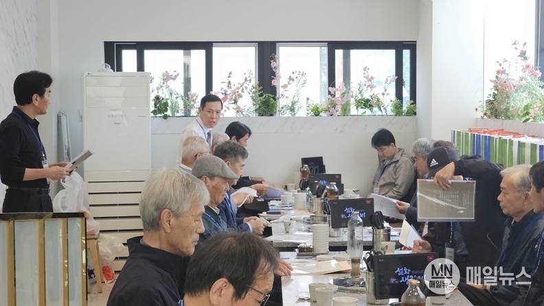 이장원(32.화) 화공과동문회 회장의 회의진행하다.