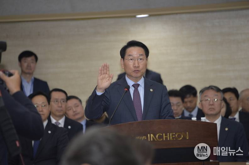유정복 인천광역시장이 국정 감사에 앞서 선서를 하고 있다.