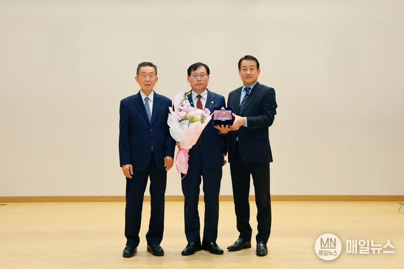 이종호 의장이 관계자 들과 기념 사진을 찍고 있다.