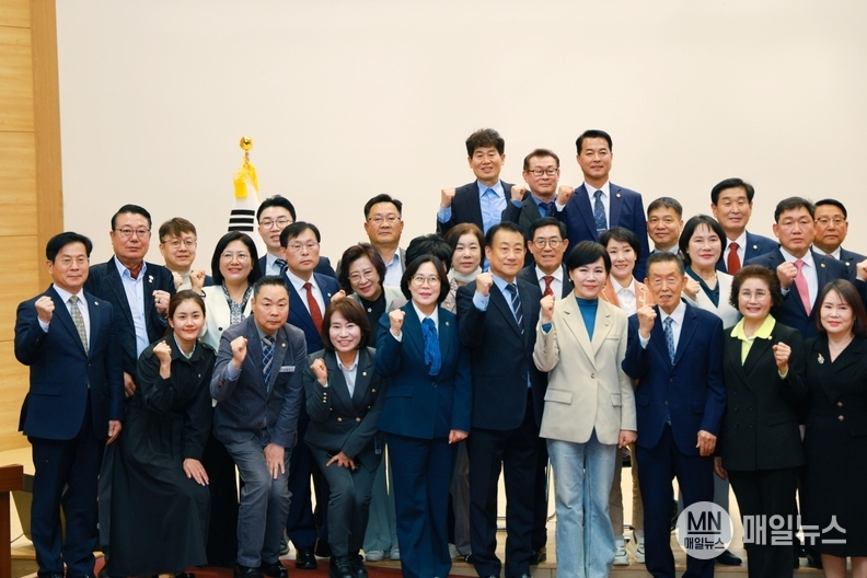 이종호 의장이 전현희 의원 등과 함께 화이팅을 외치고 있다.