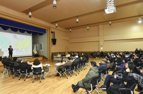 김병수 시장이 24일 고촌읍 행정복지센터에서 시민 소통 프로그램 ‘테마가 있는 소통 광장’의 아홉번째 자리를 열고 서울편입과 5호선 진행상황 등 김포시 주요 현안사항에 대해 소통했다.
