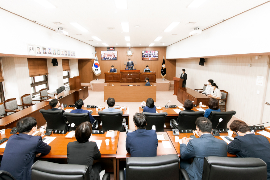 제8대 김포시의회 전반기 의장에 김인수, 부의장에 오강현 의원 선출.jpg