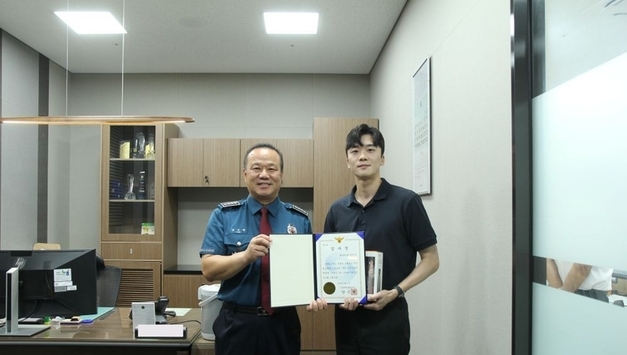 인천계양경찰서, 2억 원 보이스피싱 막은 농협 직원에 감사장 수여