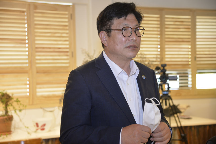 도성훈교육감독사진굿.JPG
