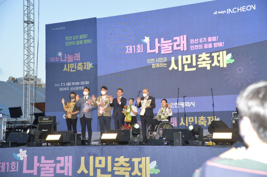 유시장과6인.JPG