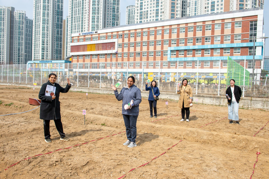 230403 관련사진 1(외국인 텃밭 가꾸기).jpg