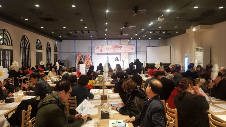 2_'후원_송년의_밤'_참석자들이_글로벌국장의_환영사를_듣고_있다.jpg