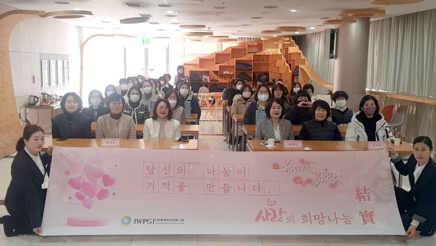 한부모가정후원 전달식 후 단체사진을 촬영하고 있다..jpg