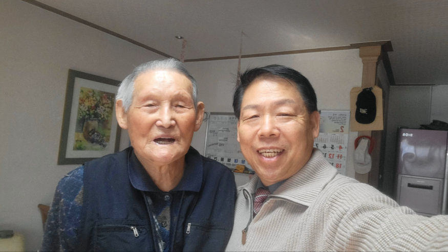 99세 아버지와 활짝 웃으며 찍은 사진.jpg