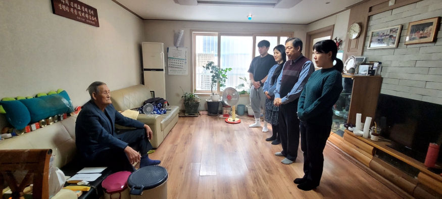 백수 아버지께 설 명절 세배드리는 모습2.jpg