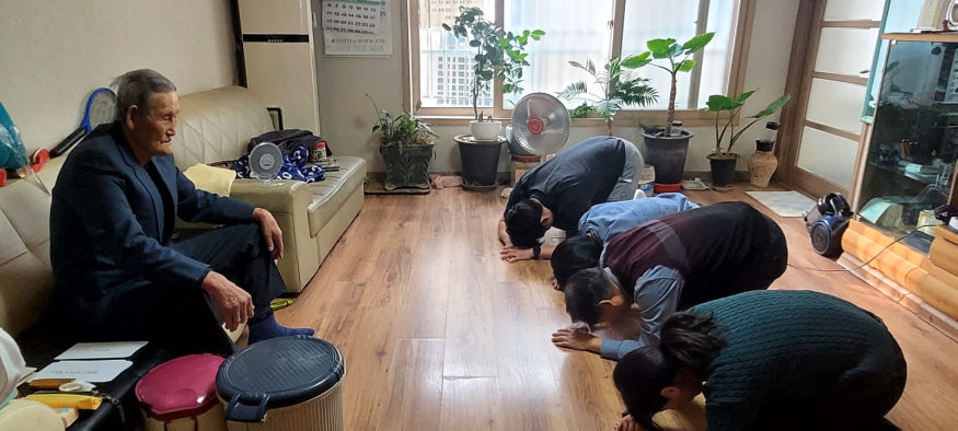 백수인 아버지께 세배를 드리는 모습1.jpg