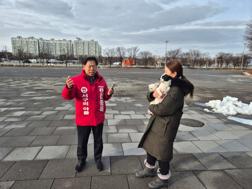 인천 서구 AG주경기장 애견테마파크 조성을 설명하는 김종득 예비후보.jpg
