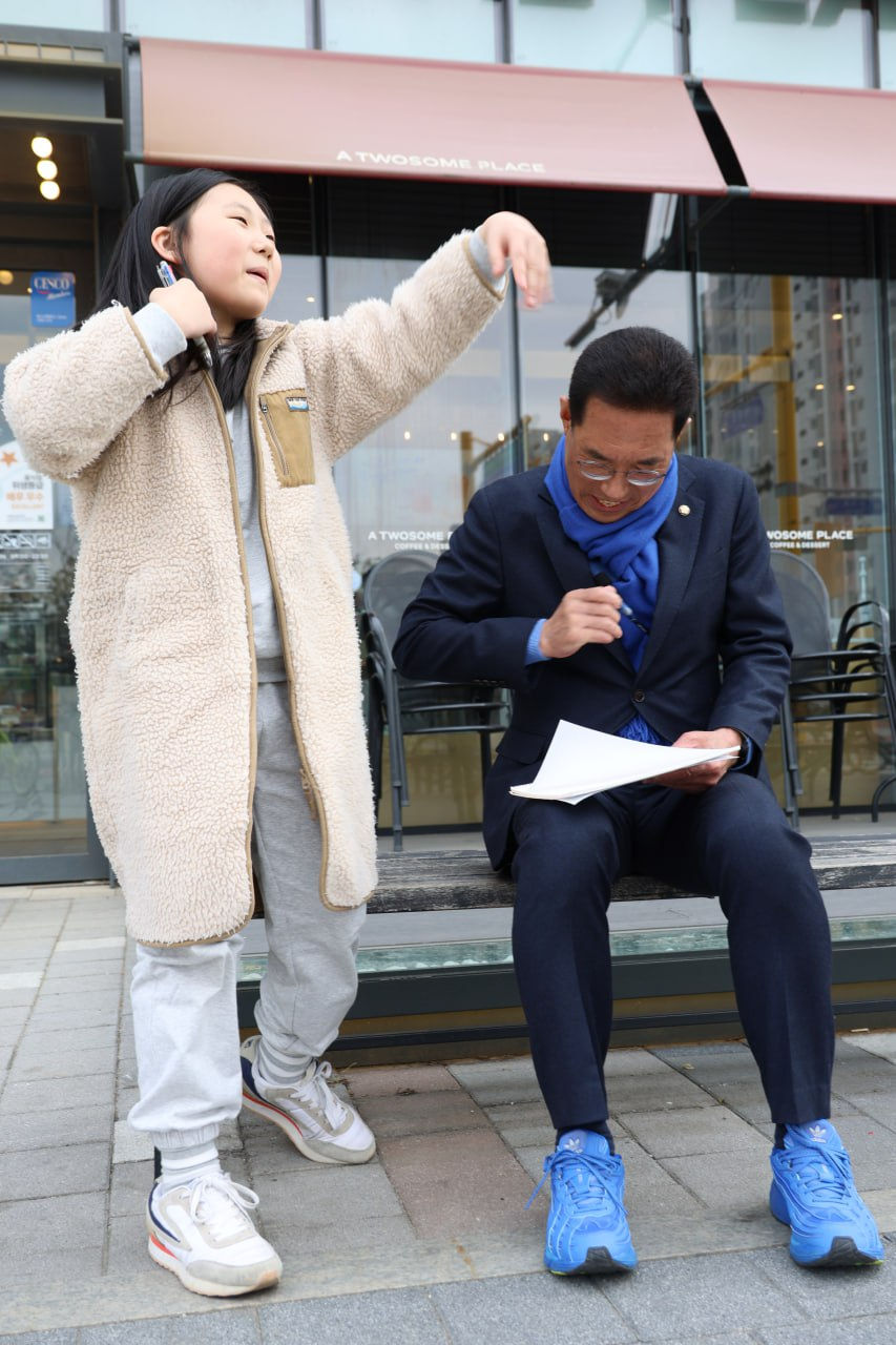 김주영 사인받는 초등학생.jpg