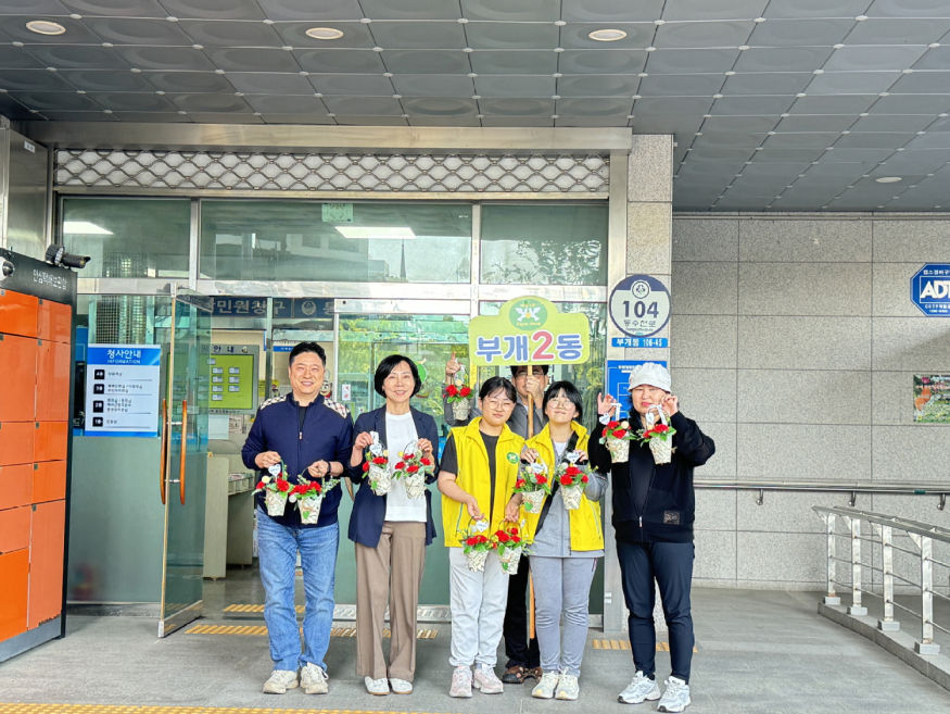 8. 부개2동 주민자치회와 V(부2) 청소년 봉사단, 지역 내 취약계층 어르신들에게 카네이션 전달.jpg