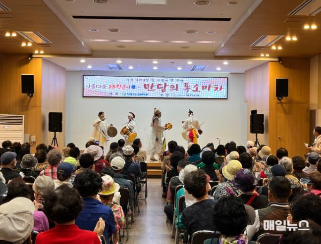 부평구노인복지관, '아름다운 28청춘이孝~ 만담의 폭소마차' 공연 진행 (사진 : 부평구) 8.jpg