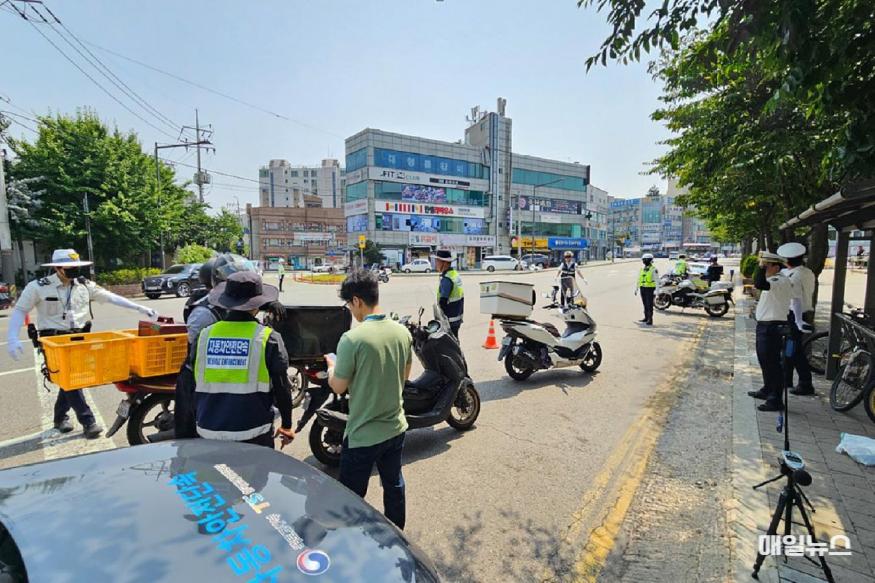 계양구, 굉음 유발 등 이륜차 불법행위 관계기관 합동단속 (사진 : 계양구) 0614 계양구, 굉음 유발 등 이륜차 불법행위 관계기관 합동단속(1)1.jpg