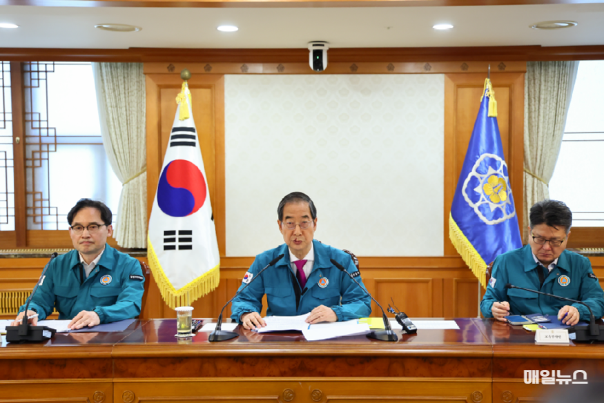 한덕수 국무총리가 16일 서울 종로구 정부서울청사에서 열린 의사집단행동 중앙재난안전대책본부 회의에서 발언하고 있다. (사진 : 국무총리실) 240616_한덕수_총리_의사집단행동_중앙재난안전대책본부_회의_정부서울청사_(2).png