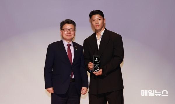 교육부 홍보대사 위촉 기념촬영 (왼쪽부터 오석환 차관과 황희찬 선수). (출처 : 교육부) 1.jpg