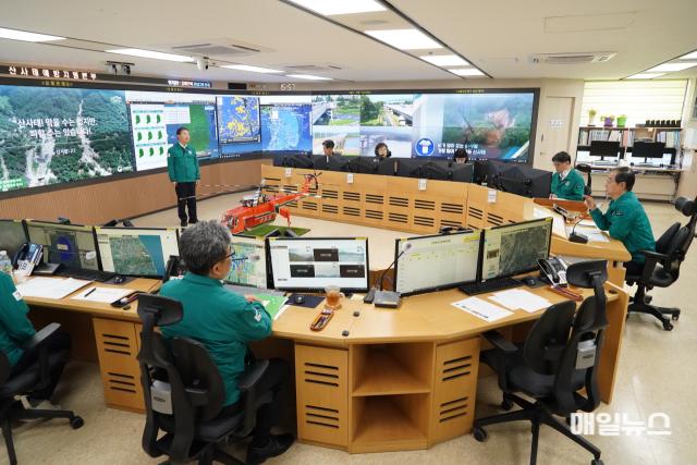 한덕수(오른쪽 첫번째) 국무총리가 산림청 산사태예방지원본부를 방문해 남성현 산림청장으로부터 산사태 대응현황을 보고받고 있다. (출처 : 산림청) 1.jpg