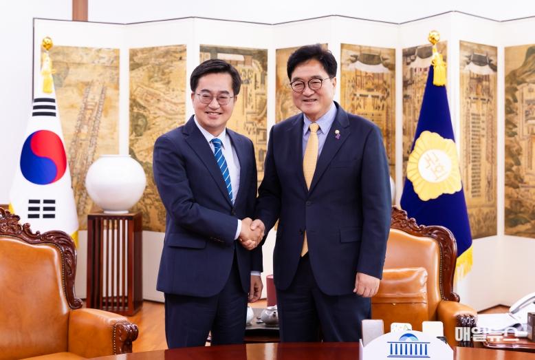 우원식 국회의장이 20일 오전 서울 여의도 국회의장 집무실에서 김동연 경기도지사를 접견해 기념촬영을 하고 있다. 20240620150244-21135.jpg