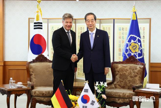 한덕수 국무총리가 20일 서울 종로구 정부서울청사에서 로버트 하벡(Robert Habeck) 독일 부총리 겸 경제기후보호부장관을 접견하고 있다. (출처 : 국무총리실) 1.jpg