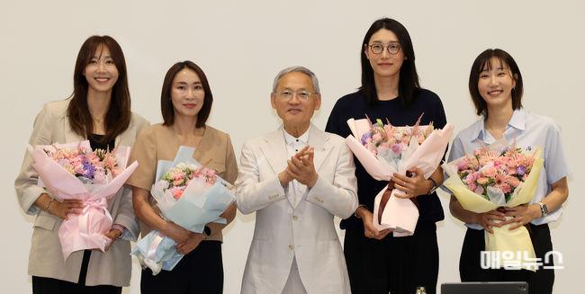 유인촌 문화체육관광부 장관(가운데)가 20일 서울 종로구 국립현대미술관 서울관에서 대한배구협회 여자배구 국가대표 은퇴선수 간담회를 갖고 기념사진 촬영을 하고 있다. (출처 : 문화체육관광부) 1.jpg
