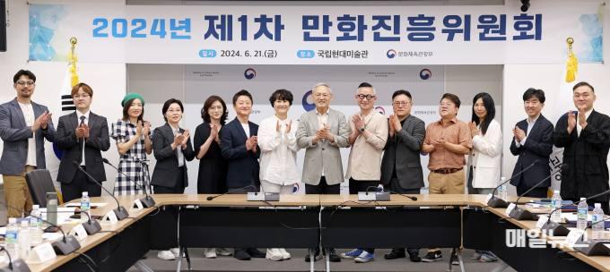 유인촌 문화체육관광부 장관이 21일 서울 종로구 국립현대미술관 서울관에서 제1기 만화진흥위원회 위원장으로 선출된 장정숙 위원장에게 임명장을 수여한 뒤 기념촬영을 하고 있다. (출처 : 문화체육관광부) 21.jpg