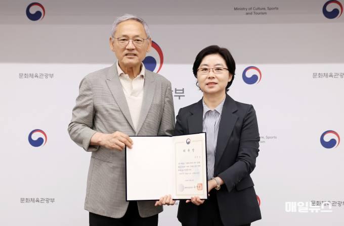 유인촌 문화체육관광부 장관이 21일 서울 종로구 국립현대미술관 서울관에서 제1기 만화진흥위원회 위원장으로 선출된 장정숙 위원장에게 임명장을 수여한 뒤 기념촬영을 하고 있다. (출처 : 문화체육관광부) 1.jpg