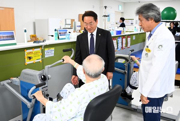 유정복 인천시장이 미추홀구 인천보훈병원을 방문해 의료진 및 환자들을 격려하고 있다. (사진 = 인천시) 1.jpg