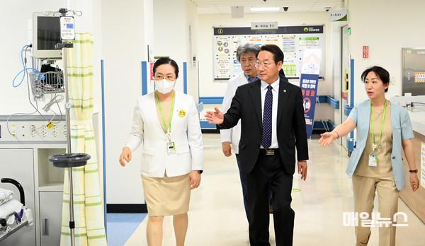 유정복 인천시장이 미추홀구 인천보훈병원을 방문해 의료진 및 환자들을 격려하고 있다. (사진 = 인천시) 2.jpg