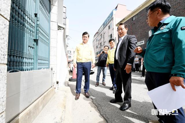 유정복 인천광역시장이 24일 미추홀구 주안동에서 침수방지 차수판을 점검하고 있다. (사진 = 인천시) 3.jpg