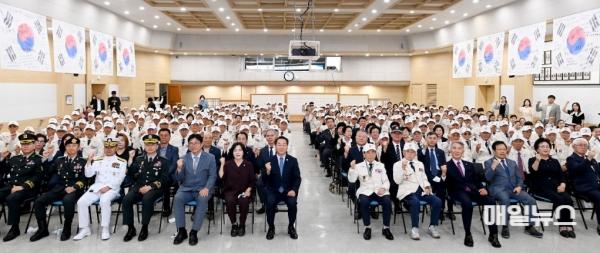 유정복 인천시장(앞줄 가운데)이 25일 시청 대회의실에서 열린 '6.25전쟁 제74주년 기념식'에서 참석 내빈들과 기념촬영을 하고 있다. (사진 = 인천시) 1 (2).jpg