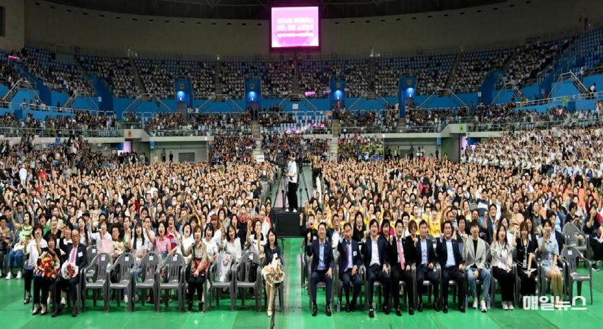 유정복 인천광역시장이 9일 남동체육관에서 열린 '2024년 인천광역시 이장, 통장 소양교육'에서 기념촬영을 하고 있다. ⓒ 인천시 17204938594721.JPG