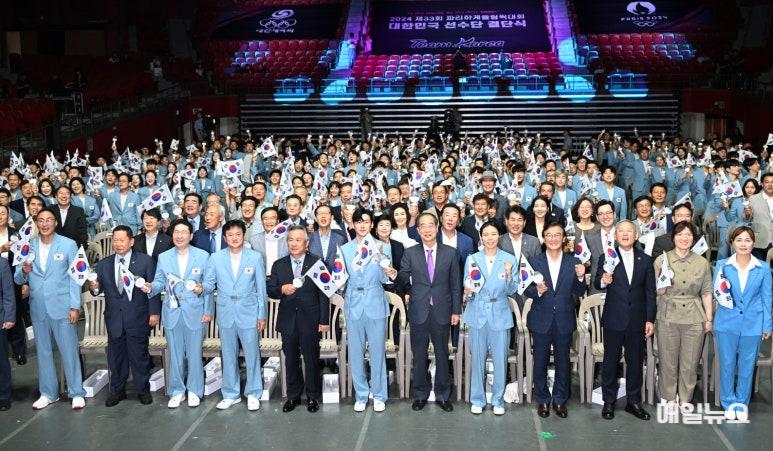 9일 서울 올림픽공원 올림픽홀에서 열린 제33회 파리올림픽 대한민국 선수단 결단식에서 한덕수 국무총리와 문화체육관광부 유인촌 장관, 이기흥 대한체육회장 및 참가 선수단과 내빈들이 태극기를 흔들며 한국 선수단의 선전을 기원하고 있다. ⓒ 문화체육관광부 보도(077-6)파리하계올림픽대회_대한민국_선수단_결단식.jpg
