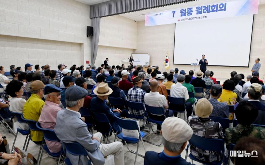 유정복 인천광역시장이 15일 남동구노인복지관에서 열린 대한노인회인천남동구지회 7월 월례회의에서 인사말을 하고 있다. ⓒ 인천시 11.JPG
