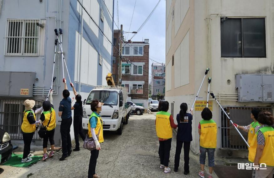 계양구, 작전1동 여성친화도시 조성 빌라밀집 지역 ‘친환경 특수형광물질’ 도포 추진 ⓒ 계양구 0716 계양구, 여성친화도시 조성 공모사업으로 작전1동 빌라밀집 지역 ‘친환경 특수형광물질’ 도포 추진 (2)1.jpg