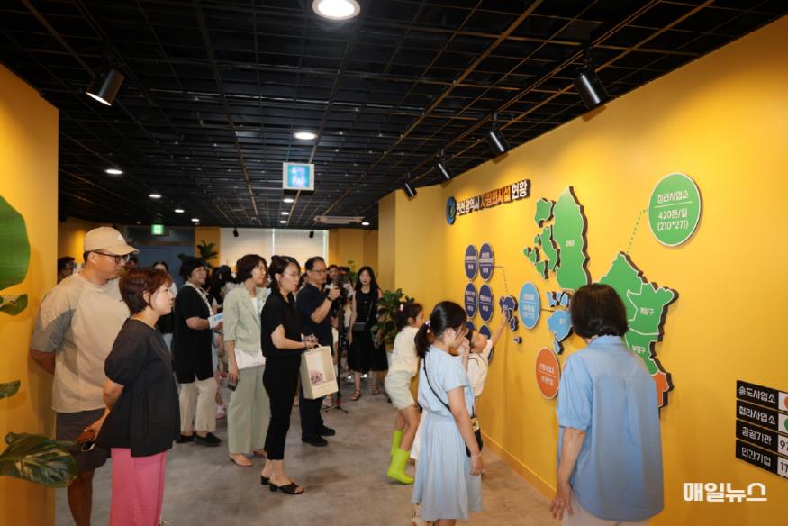 시상식 참가자들이 송도자원순환센터에서 환경교육을 받고 있다. ⓒ 인천환경공단 7D0A7541(보도2)1.JPG