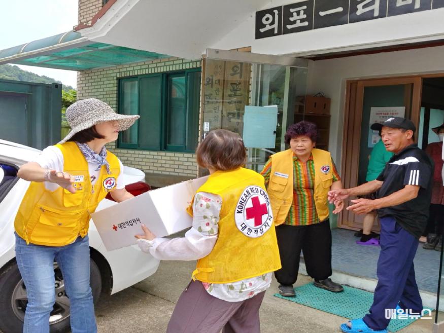 강화군 선원면 외포리 이재민들에게 긴급구호세트를 봉사원들이 전달하고 있다. ⓒ 대한적십자사 인천지사 IMG_900221.jpg