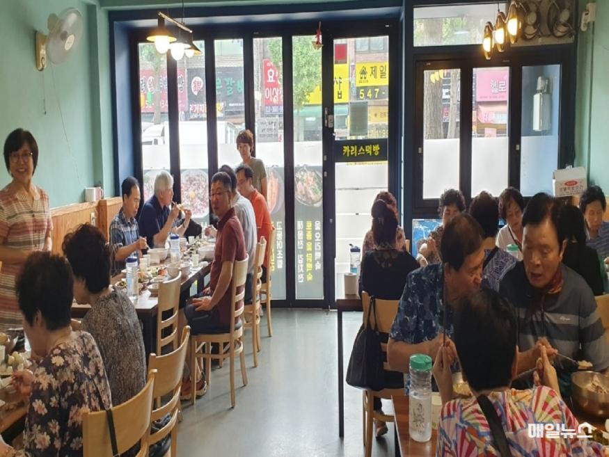 효성2동 주민자치회, 어르신 식사 대접 행사 실시 ⓒ 계양구 0725 효성2동 주민자치회, 어르신 식사 대접 행사 실시 (2)1.jpg