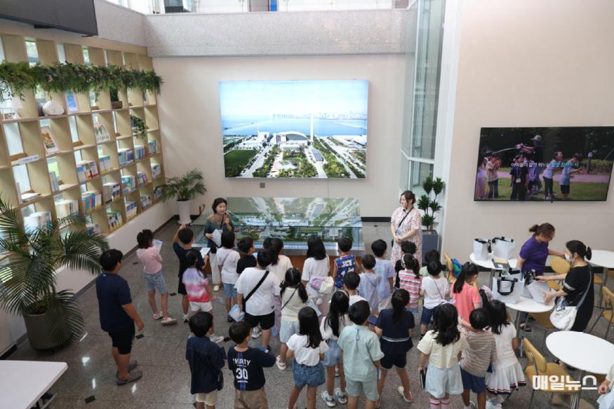참가자들이 송도 자원순환센터에서 환경교육을 받고 있다. ⓒ 인천환경공단 7D0A8170(보도2)1.JPG