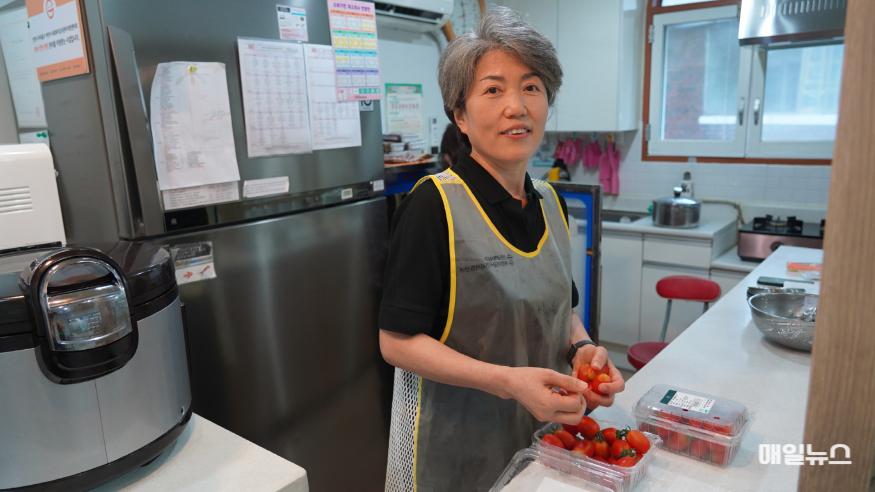인천시사회복지대체인력지원센터에서 4년째 조리사 대체인력으로 일하고 있는 이인숙 씨가 남구지역아동센터에서 급식을 준비하고 있다. ⓒ 인천시 8_(인천시사회서비스원)_대체인력으로_새로운_인생에_도전을.jpg