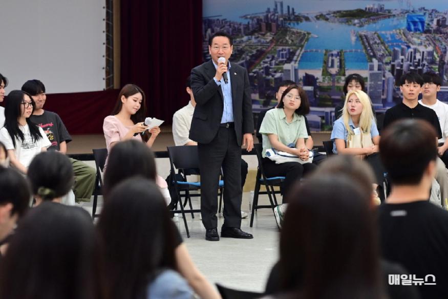 유정복 인천광역시장이 30일 시청 대회의실에서 열린 '2024년 하계 공공기관 청년 아르바이트 참가자 간담회'에서 참가자들과 간담회를 하고 있다. ⓒ 인천시 17223234067441.jpg