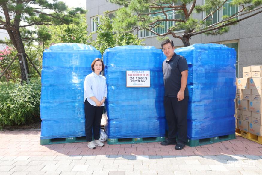 인천환경공단, 청라2동 화재피해 주민 폭염 해소 위한 생수 4,380리터 전달 ⓒ 인천환경공단 사진11.jpg