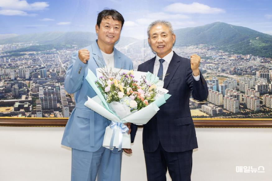윤환 계양구청장, 파리올림픽 양궁 국가대표팀 박성수 감독에 축하와 격려 ⓒ 계양구 0809 윤환 계양구청장, 파리올림픽 양궁 국가대표팀 박성수 감독에 축하와 격려(1)1.jpg