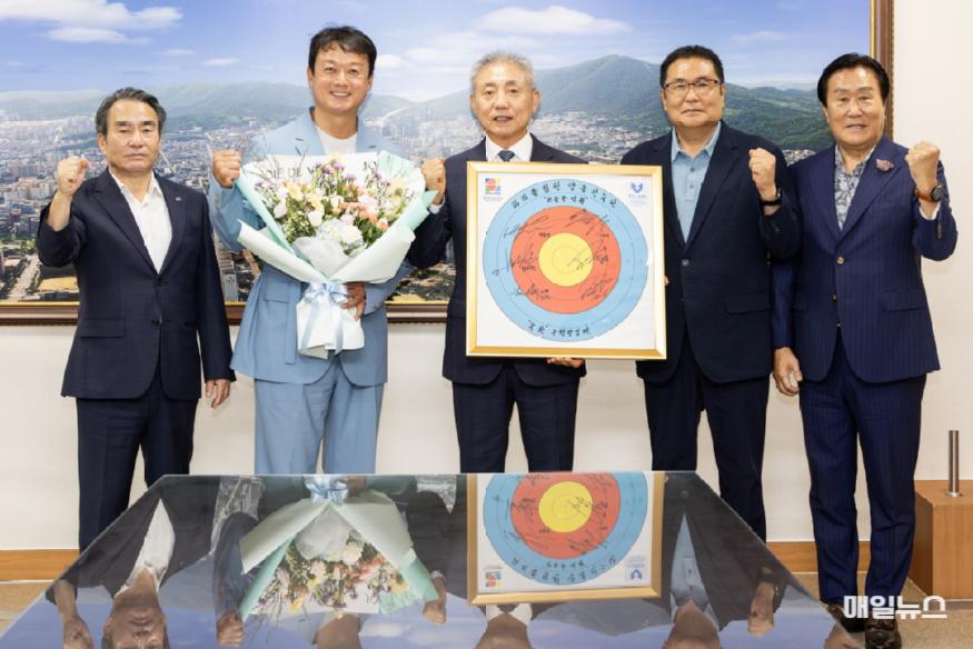 윤환 계양구청장, 파리올림픽 양궁 국가대표팀 박성수 감독에 축하와 격려 ⓒ 계양구 0809 윤환 계양구청장, 파리올림픽 양궁 국가대표팀 박성수 감독에 축하와 격려(3)1.jpg