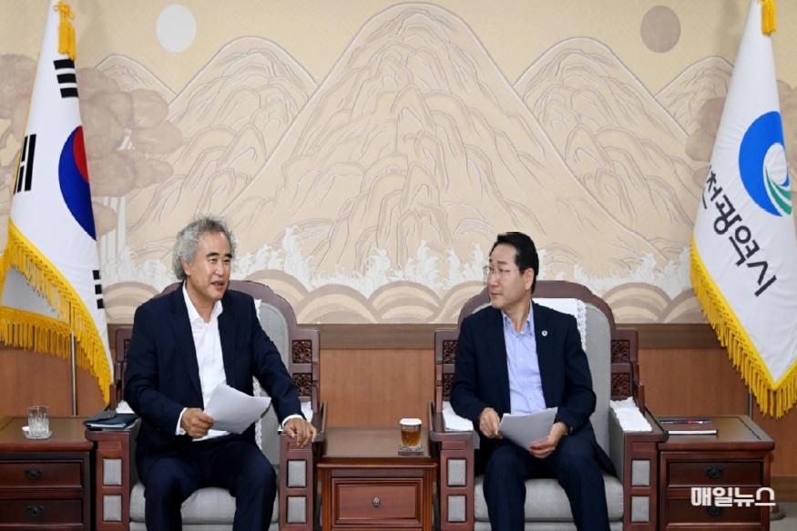 유정복 시장과 한체대 최관용 교수의 면담 사진 ⓒ 인천시 1_한국체육학회_인천에서_글로벌_스포츠_미래를_논하다1.jpg