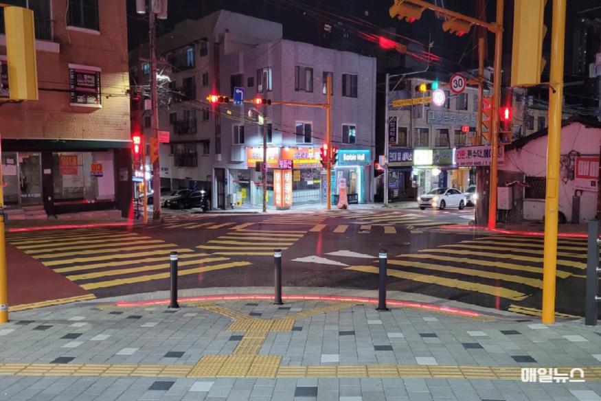 4_인천시_스마트_횡단보도_바닥형_보행신호등_설치_확대0.jpg