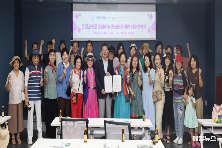 업무협약 참석자들이 협약을 체결하고 기념촬영을 하고 있다. ⓒ 인천환경공단 7D0A8936(보도1)0.JPG